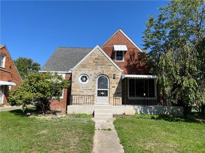 View of front facade featuring a front lawn | Image 1