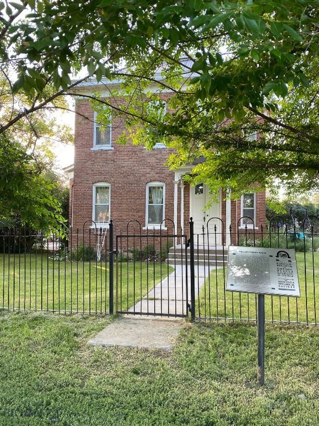 Front entryway with historical plaque | Image 25