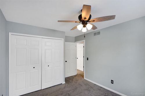 1041 Walloon Ct, Lake Orion, MI, 48360-1325 | Card Image