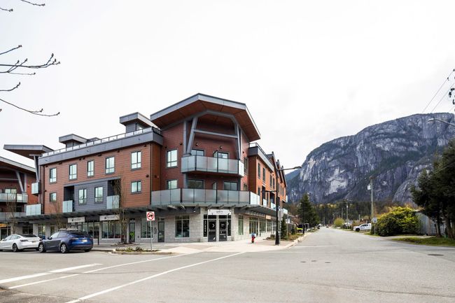 210 - 37808 Third Avenue, Townhouse with 2 bedrooms, 1 bathrooms and 1 parking in Squamish BC | Image 1