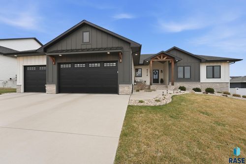 8216 E Ladyslipper Cir, Sioux Falls, SD, 57110-4044 | Card Image