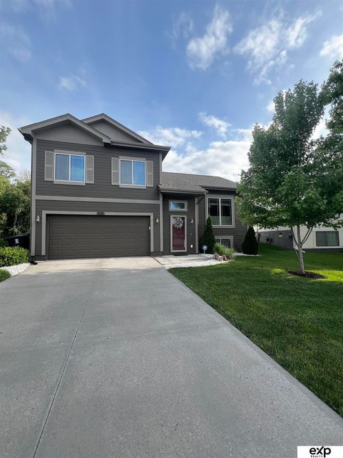 9215 Summit St, Omaha, NE, 68122-3046 | Card Image