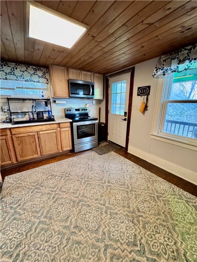 Kitchen / Side Entrance | Image 9