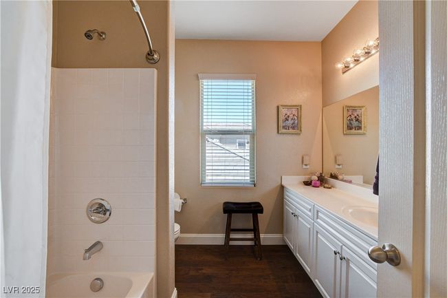 Upstairs Guest Bathroom | Image 43
