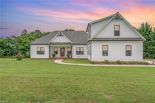 132 Parkview Ln, Reidsville, NC, 27320-9448 | Card Image