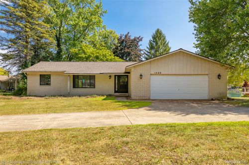 1500 3 Lakes Dr, Troy, MI, 48085-1430 | Card Image