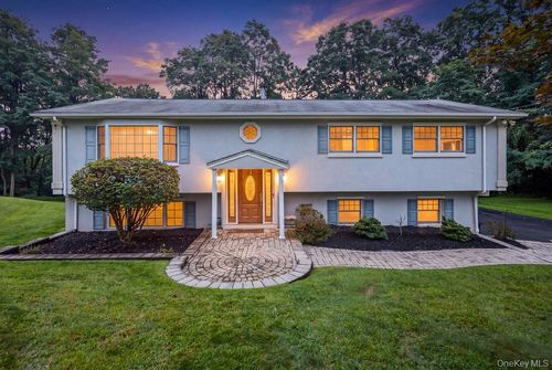 5 Newport Ct, Suffern, NY, 10901-7107 | Card Image