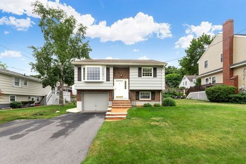 4 Rossmore Rd, Lynnfield, MA, 01940-1526 | Card Image