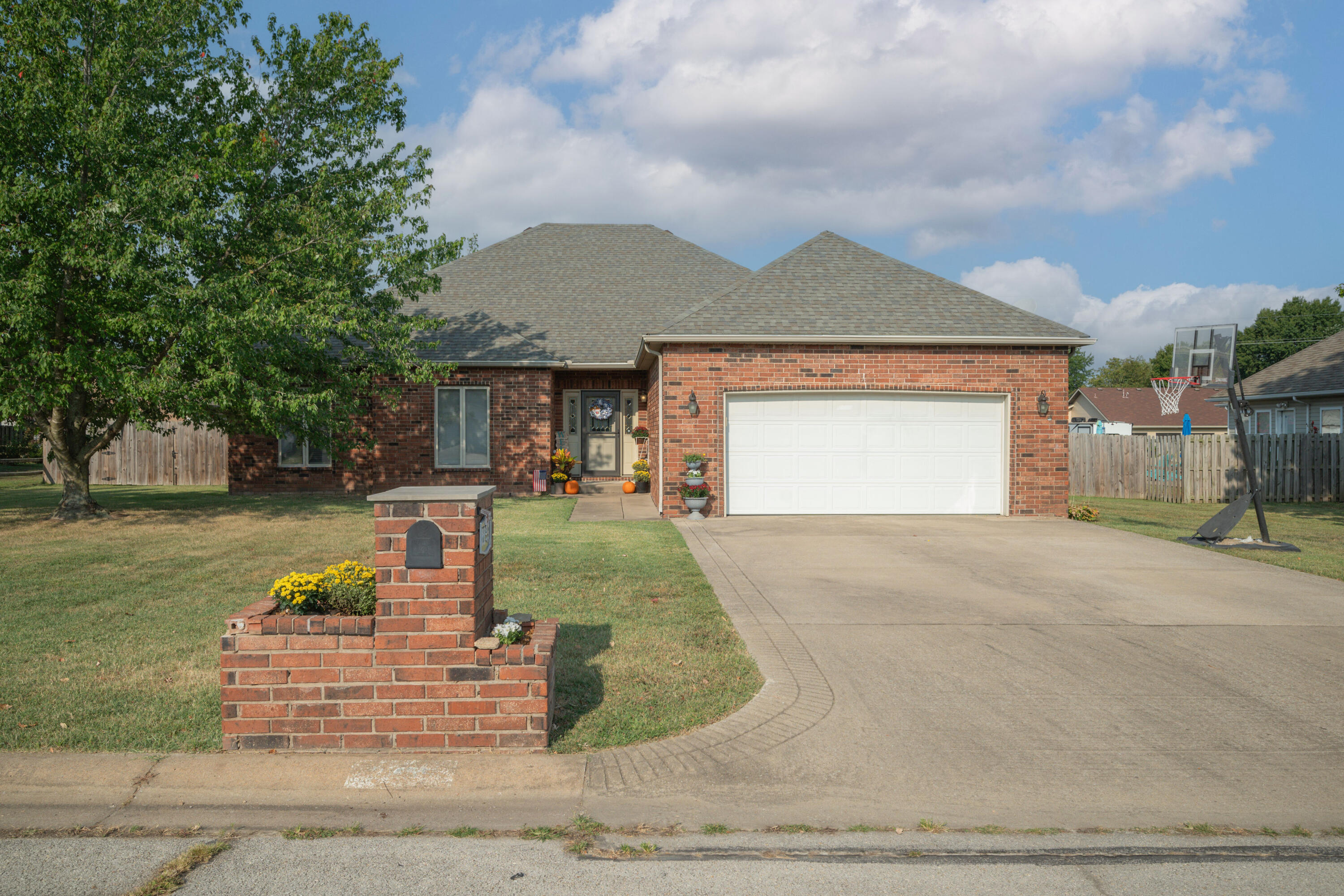 Alison St, Carthage, MO 64836