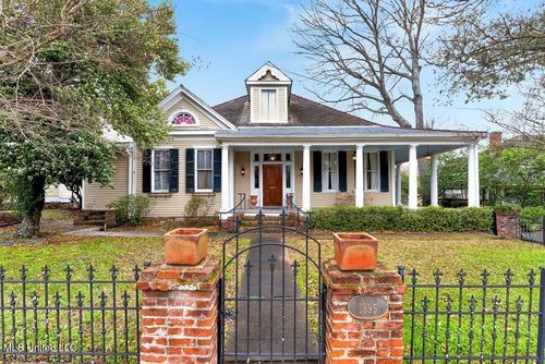 26 Homochitto St, Natchez, MS, 39120-3996 | Card Image