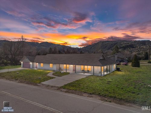 30150 Jamaica Dunes Dr, Tehachapi, CA, 93561-8591 | Card Image