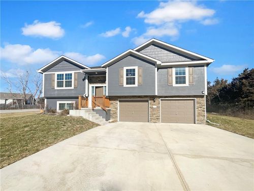 216 Ne Greystone Way, Grain Valley, MO, 64029-7879 | Card Image