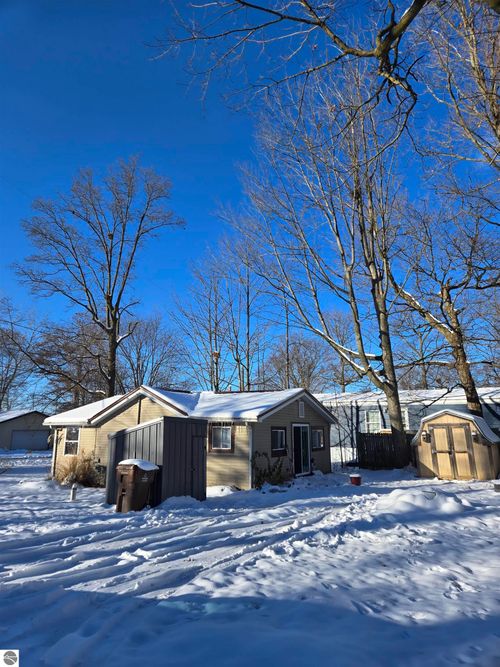 2695 Ovid St, Crystal, MI, 48818-9606 | Card Image