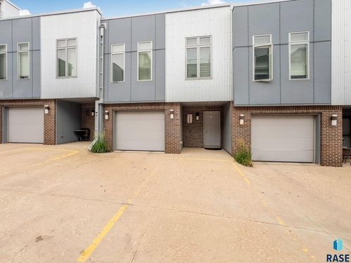 226 E Residence Pl, Sioux Falls, SD, 57104-8502 | Card Image