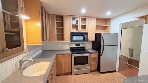 39-24219 Evergreen Rd, Southfield, MI, 48075-5558 | Card Image