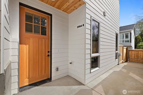 b-5984 26th Ave Sw, Seattle, WA, 98106-1438 | Card Image
