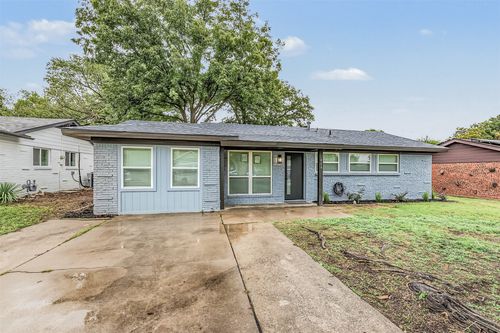 404 Simmons Dr, Hurst, TX, 76053-6533 | Card Image
