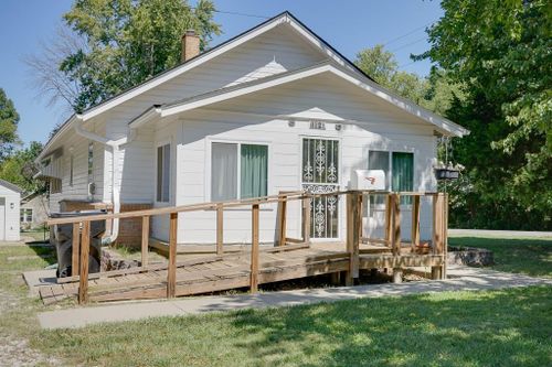1040 E Stone St, Independence, MO, 64050-4667 | Card Image
