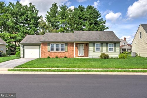 235 W Spruce St, NEW HOLLAND, PA, 17557-1808 | Card Image