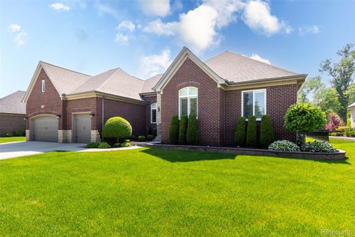 48913 Pinebrook Dr, Utica, MI, 48315-4096 | Card Image