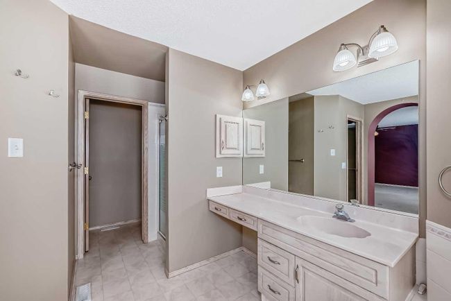 622 Mckenzie Lake Bay Se, Home with 5 bedrooms, 3 bathrooms and 4 parking in Calgary AB | Image 17