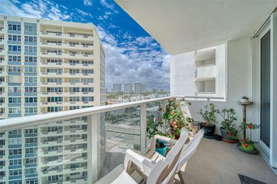 1002 - 3140 S Ocean Dr, Condo with 1 bedrooms, 1 bathrooms and null parking in Hallandale Beach FL | Image 3