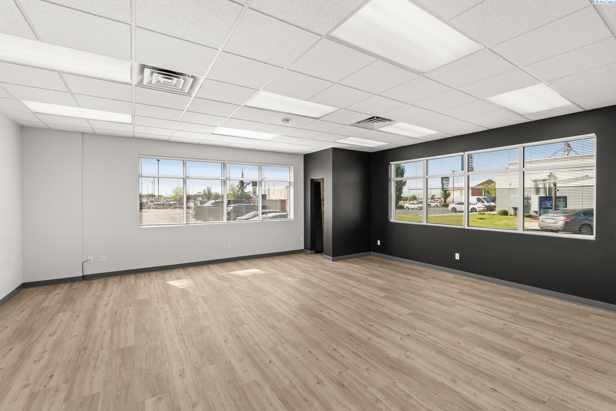 Commercial Sale in Sunnyside 4