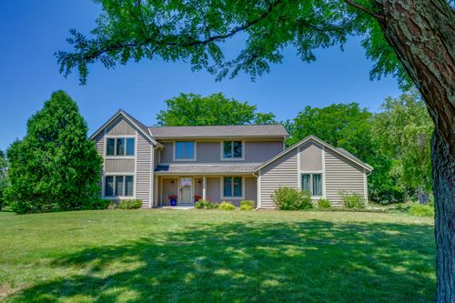 20550 Dexter Ct, BROOKFIELD, WI, 53045-1815 | Card Image