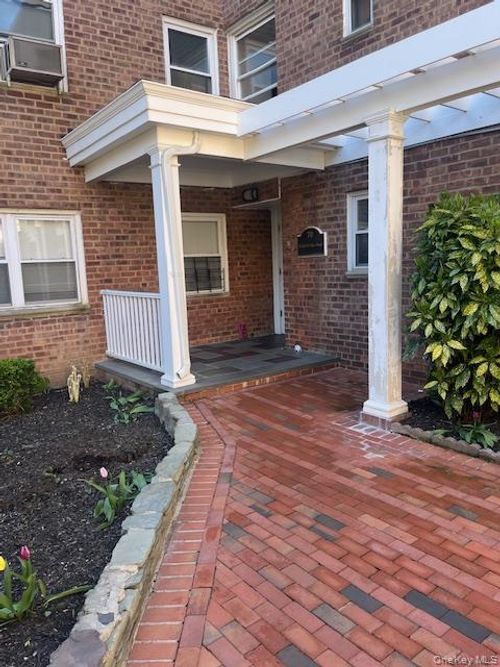 3f-70 Knigthsbridge Road, North Hempstead, NY, 11021 | Card Image