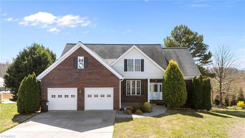 1055 Oxford Ln, King, NC, 27021-8137 | Card Image