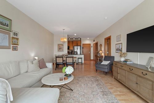1550 E Royall Pl, MILWAUKEE, WI, 53202-1869 | Card Image