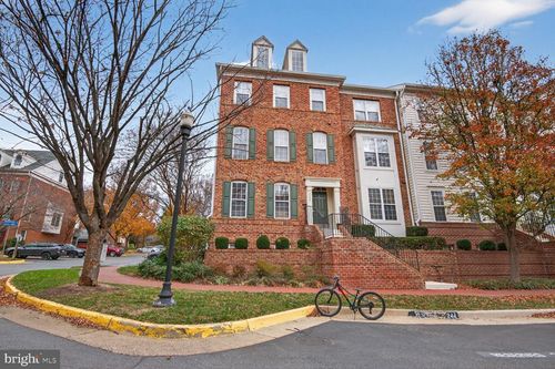 201-8866 Ashgrove House Ln, VIENNA, VA, 22182-5561 | Card Image