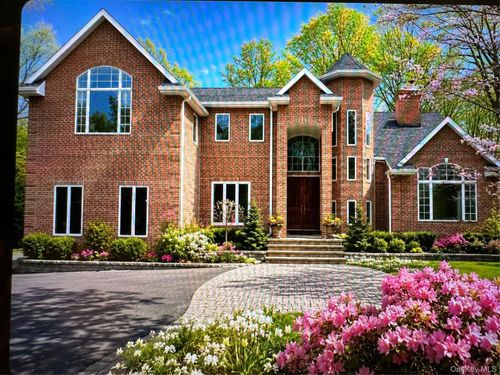 589 Landing Ave, Smithtown, NY, 11787-1120 | Card Image