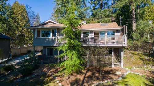 7301 Redrooffs Road, House other with 3 bedrooms, 2 bathrooms and 6 parking in Sechelt BC | Card Image