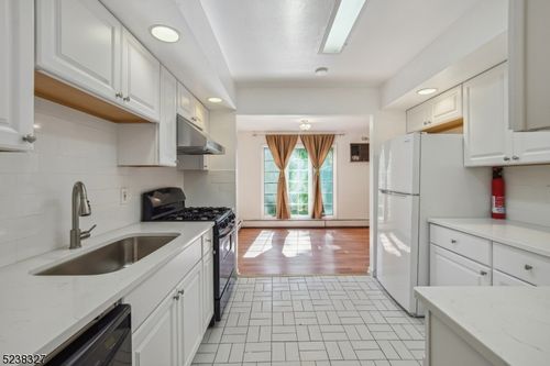 18 Redwood Rd, Livingston, NJ, 07039-2227 | Card Image
