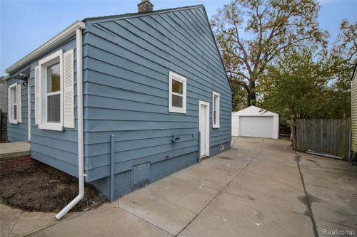 20560 Dresden St, Detroit, MI, 48205-1019 | Card Image