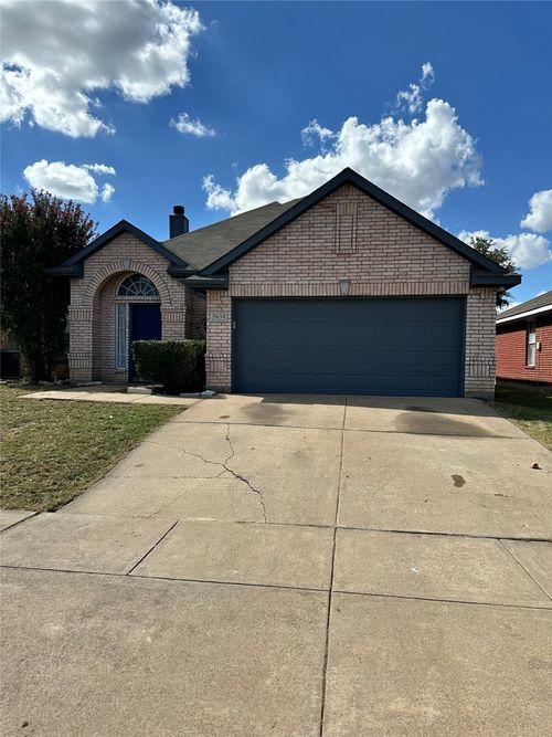 5634 Indian Hill Dr, Arlington, TX, 76018-2427 | Card Image