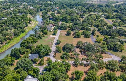 8 E Hampton Dr, Seguin, TX, 78155-6557 | Card Image