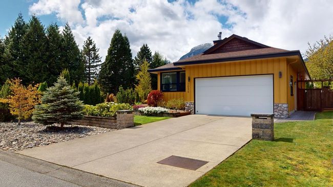 1024 Wenda Place, House other with 3 bedrooms, 2 bathrooms and 4 parking in Squamish BC | Image 3