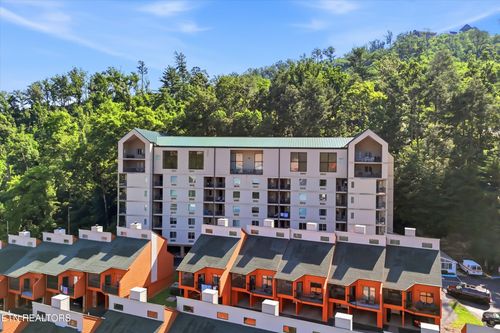 apt-303-413 Baskins Creek Rd, Gatlinburg, TN, 37738-3553 | Card Image