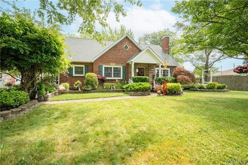 945 Mineral Springs Rd, West Seneca, NY, 14224-1036 | Card Image