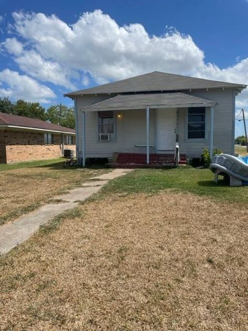 2 N Avenue C, Freeport, TX, 77541-4226 | Card Image