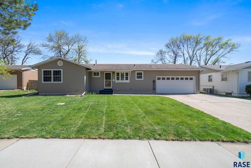 833 E Pam Rd Road, Sioux Falls, SD, 57105 | Card Image