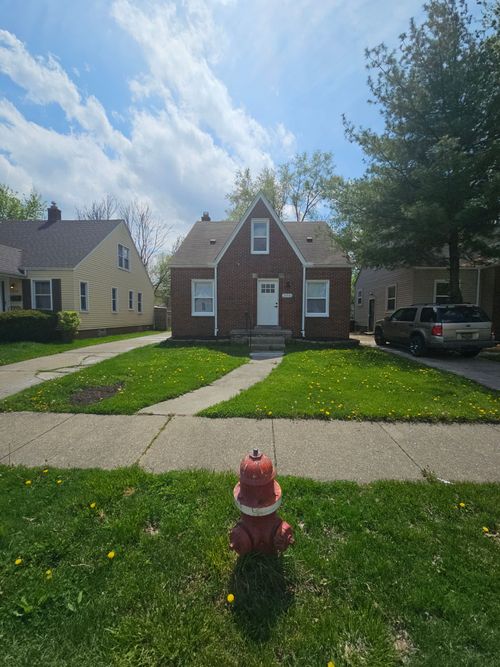 20300 Elkhart St, Harper Woods, MI, 48225-2236 | Card Image