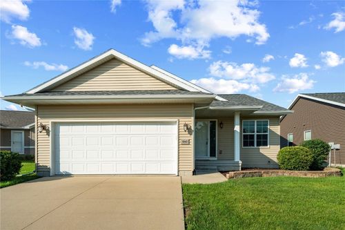 6045 Ridgewood Meadows Ln Ne, Cedar Rapids, IA, 52411-4748 | Card Image