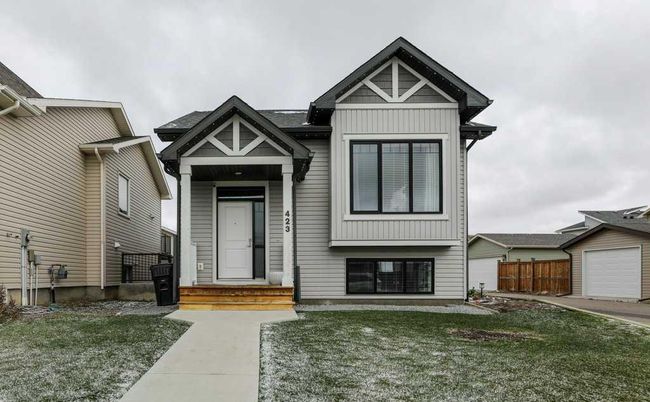 423 Mt Sundance Landing W, Home with 4 bedrooms, 3 bathrooms and 2 parking in Lethbridge AB | Image 1