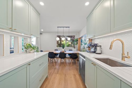 206-327 W 2nd St, North Vancouver, BC, V7M1E2 | Card Image