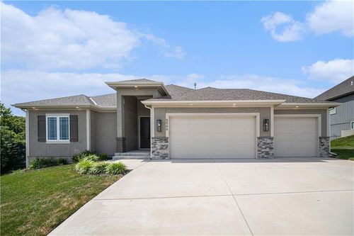 5566 Thousand Oaks Dr, Parkville, MO, 64152-5509 | Card Image