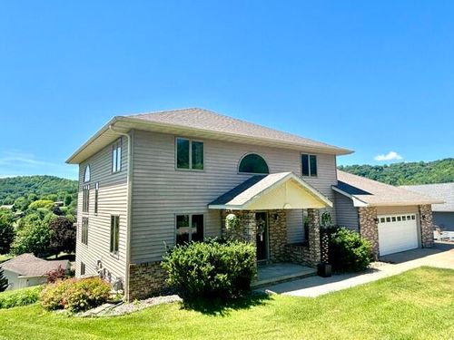 203 Eagles Bluff Rd, La Crescent, MN, 55947-1827 | Card Image