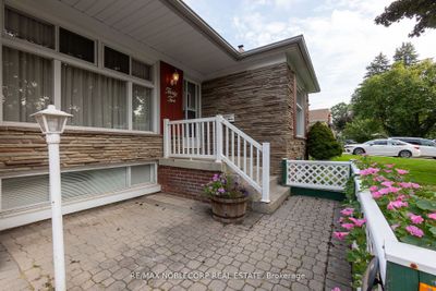 32 Summerside Cres, House other with 4 bedrooms, 2 bathrooms and 3 parking in North York ON | Image 2